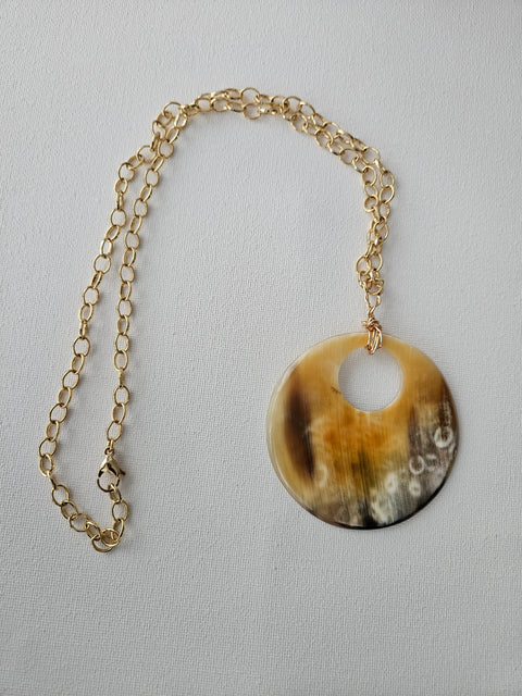 Collier Lila - or - chaine 18 K plaqué or et (medaille en corne venant d'Haiti)
